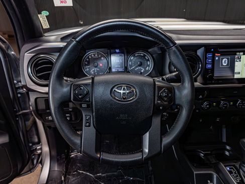 Used 2017 Toyota Tacoma TRD Sport w/ Tow Package (A/T) image 15