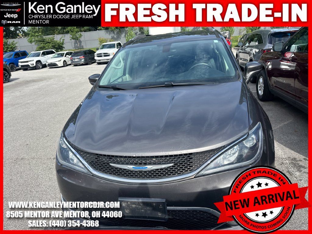 Used 2018 Chrysler Pacifica Touring-L FWD image 2
