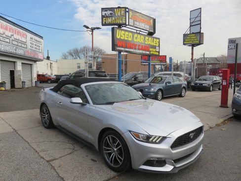 Used 2017 Ford Mustang Premium image 4