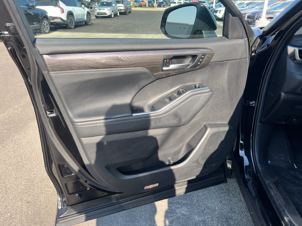 Used 2024 Toyota Highlander Platinum AWD/4WD image 9