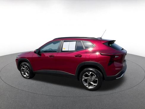 Used 2025 Chevrolet Trax LT FWD image 8