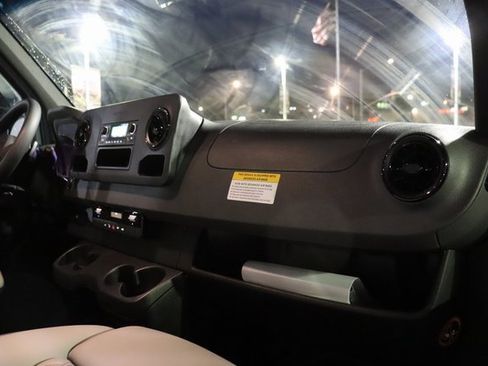 Used 2023 Mercedes-Benz Sprinter 2500 image 32