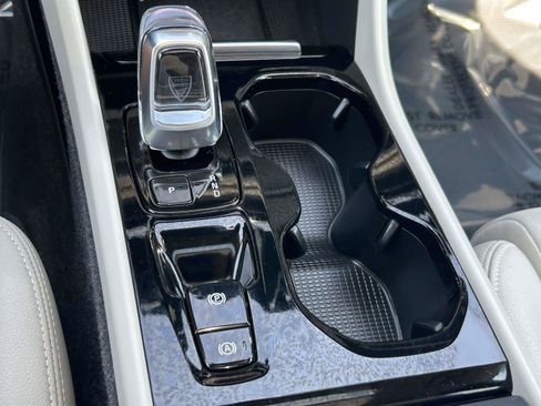 Certified 2024 Volvo XC40 B5 Plus AWD/4WD image 22