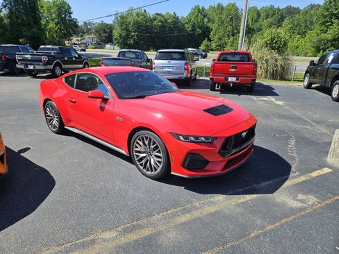 Used 2025 Ford Mustang GT Premium RWD image 3