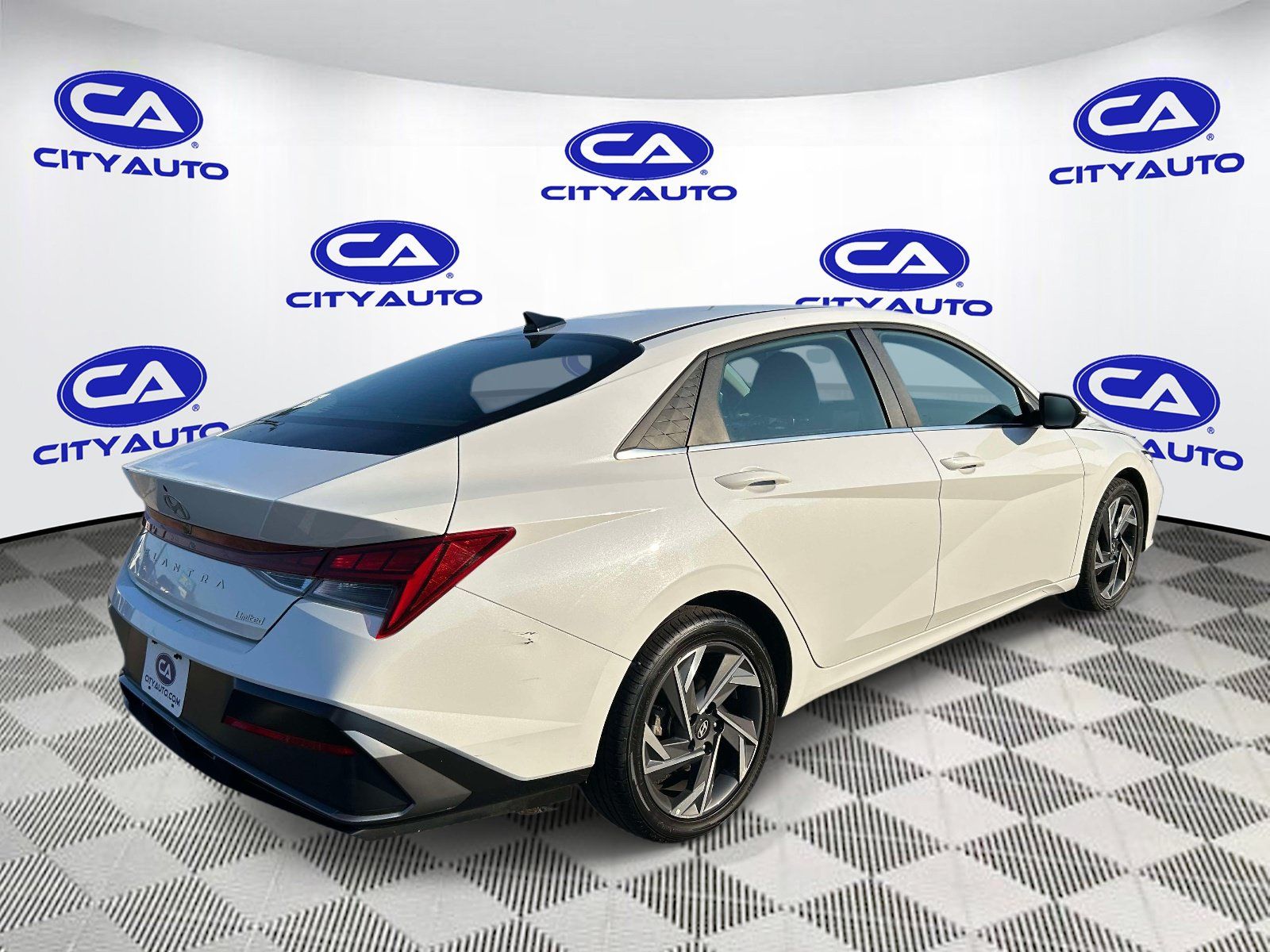 Used 2025 Hyundai Elantra Limited FWD image 3