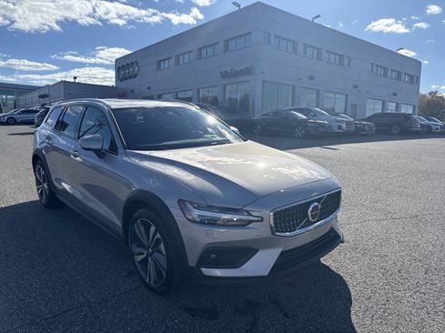 Certified 2025 Volvo V60 B5 Cross Country Plus AWD/4WD image 1