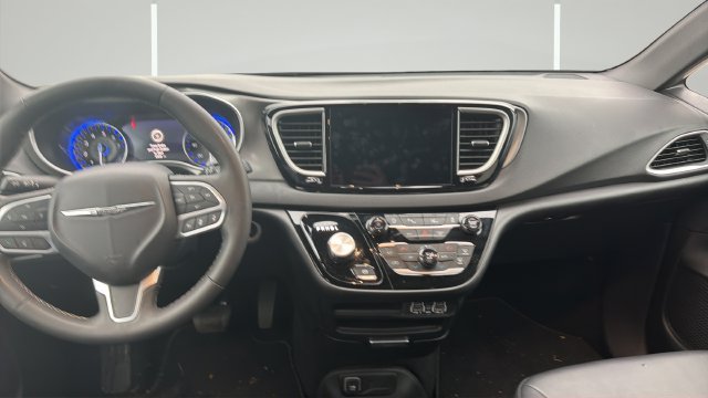 Used 2025 Chrysler Pacifica Select FWD image 12