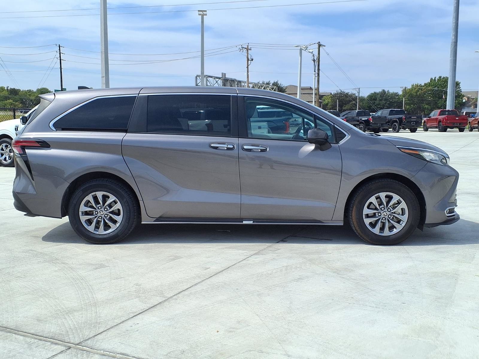 Used 2022 Toyota Sienna XLE FWD image 10