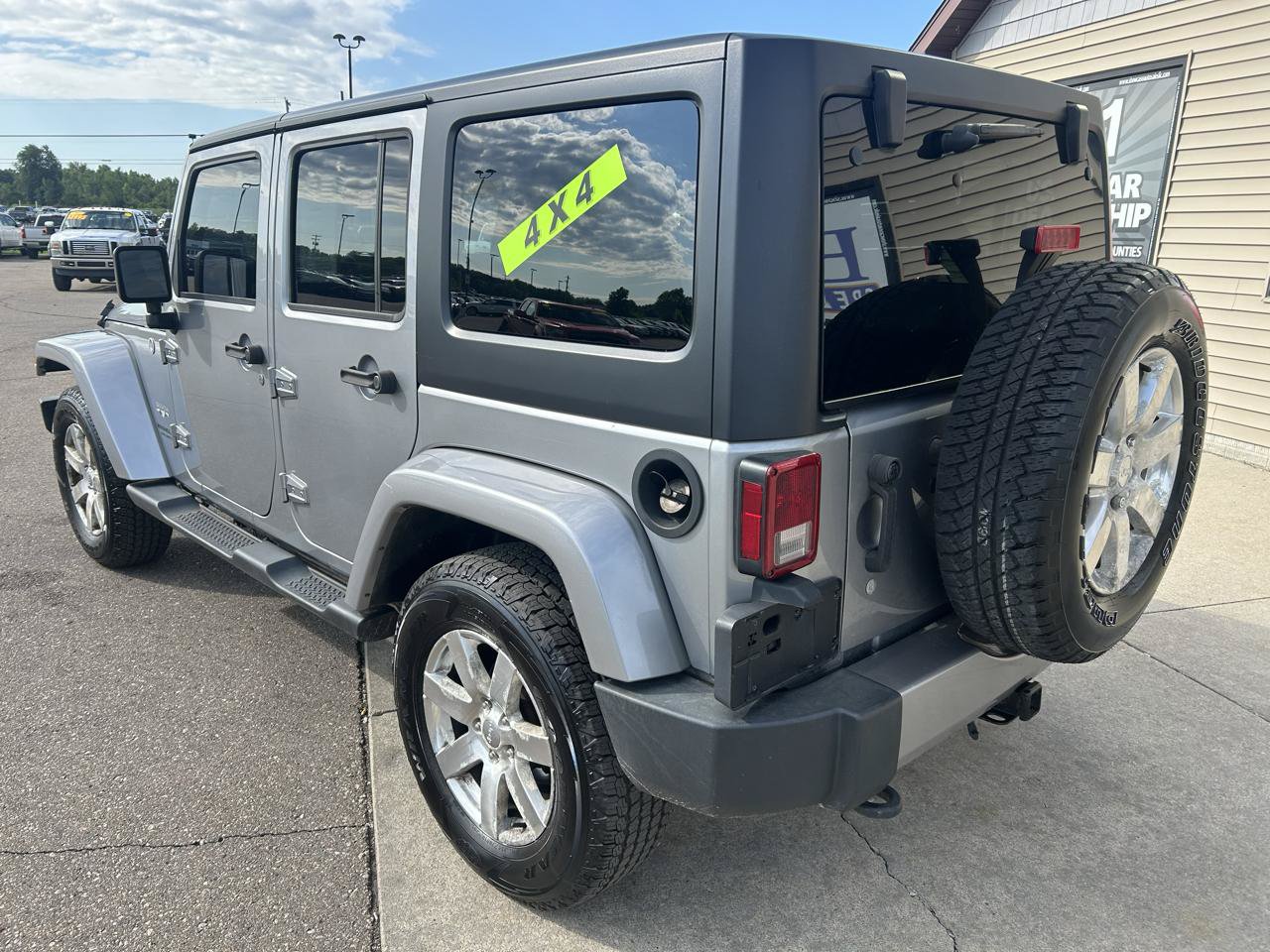 Used 2017 Jeep Wrangler Unlimited Sahara AWD/4WD image 9