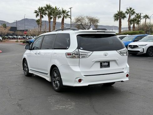 Used 2018 Toyota Sienna L image 3