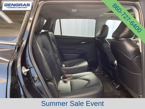 Used 2023 Toyota Highlander XLE AWD/4WD image 38