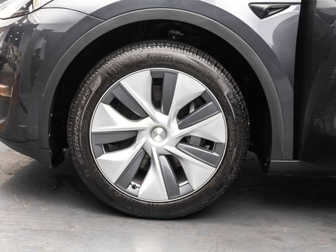 Used 2024 Tesla Model Y Long Range image 41