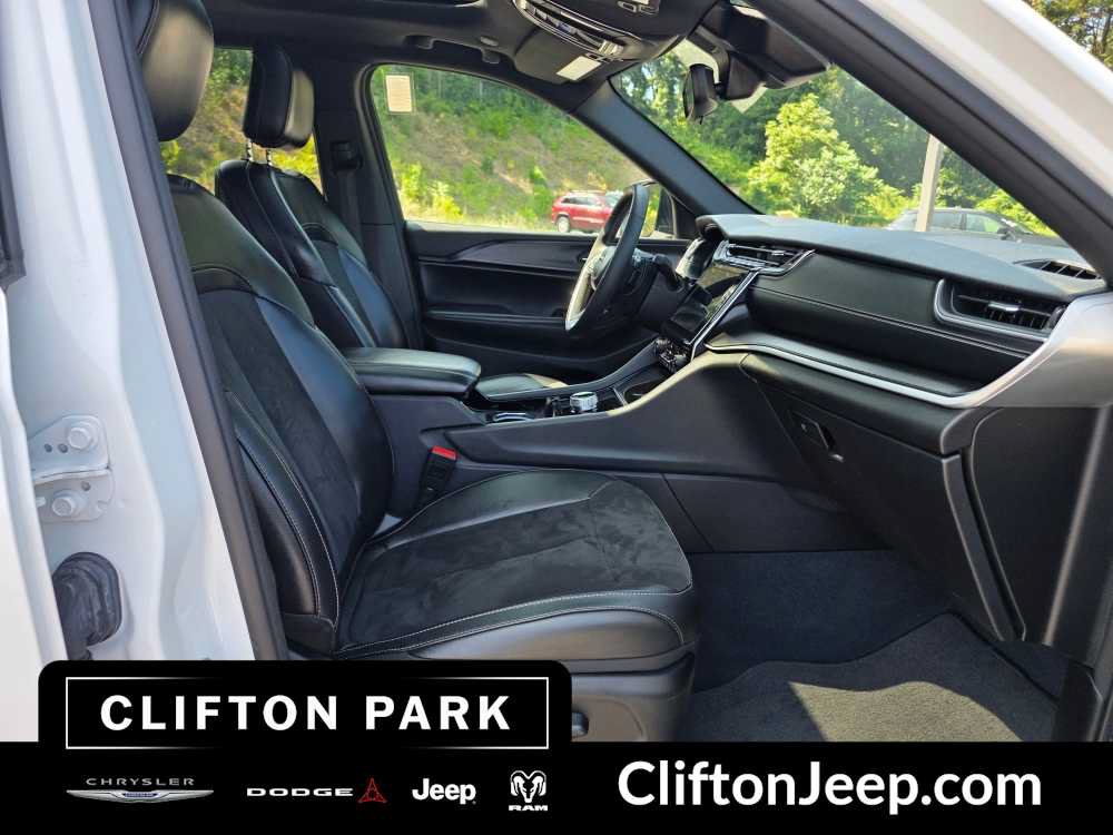 Used 2023 Jeep Grand Cherokee Laredo AWD/4WD image 15