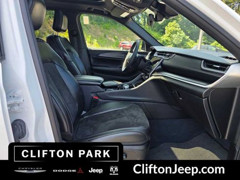Used 2023 Jeep Grand Cherokee Altitude AWD/4WD image 15