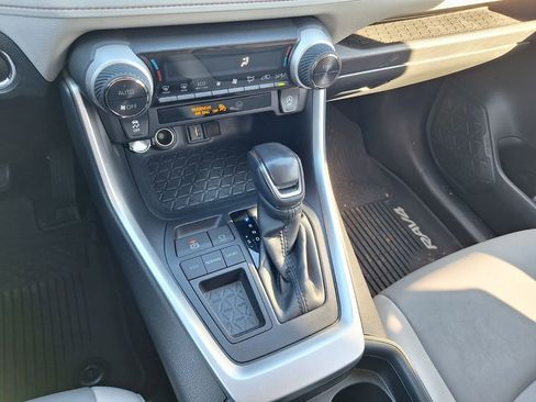 Used 2020 Toyota RAV4 XLE Premium image 7