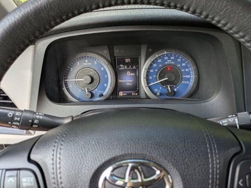 Used 2017 Toyota Sienna XLE Premium FWD image 18