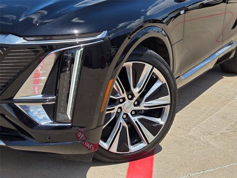 Used 2024 Cadillac Lyriq Luxury AWD/4WD image 7