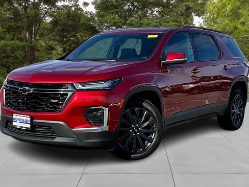 Used 2023 Chevrolet Traverse RS image 3