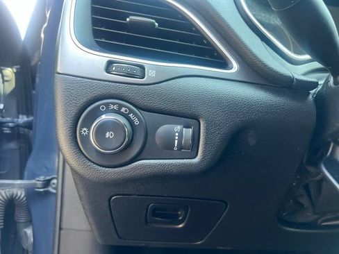 Used 2019 Jeep Cherokee Latitude w/ Cold Weather Group AWD/4WD image 20