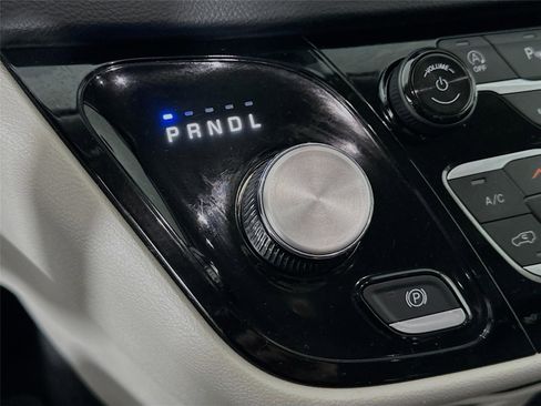 Used 2023 Chrysler Pacifica Touring-L image 17