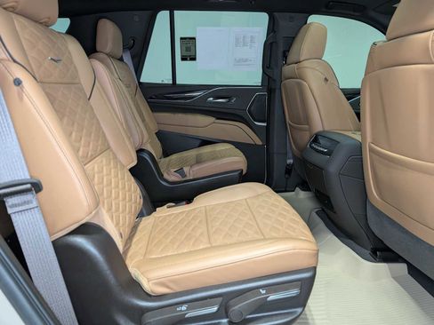 Certified 2022 Cadillac Escalade Premium Luxury w/ LPO, Illumination Package AWD/4WD image 44