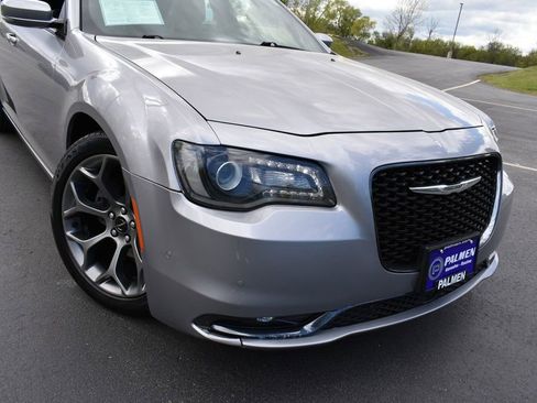 Used 2018 Chrysler 300 S w/ 300S Premium Group RWD image 2