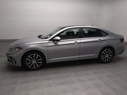 Used 2025 Volkswagen Jetta SE FWD image 2