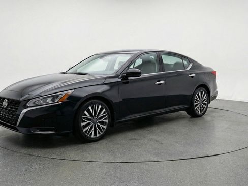 Used 2025 Nissan Altima 2.5 SV FWD image 3