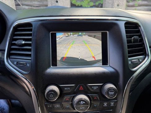 Used 2019 Jeep Grand Cherokee Laredo RWD image 25