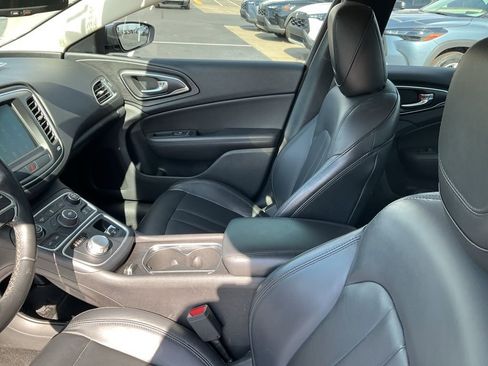 Used 2017 Chrysler 200 Limited Platinum image 2