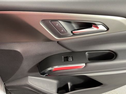 Used 2025 Chevrolet Traverse LT image 11