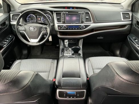 Used 2019 Toyota Highlander Plus w/ Carpet Mat Package (TMS) FWD image 32
