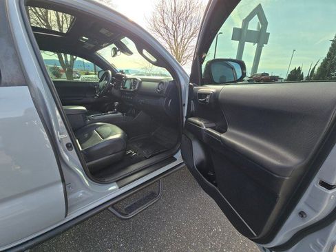 Used 2019 Toyota Tacoma TRD Off-Road image 11