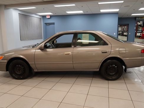 Used 2000 Toyota Camry LE FWD image 2