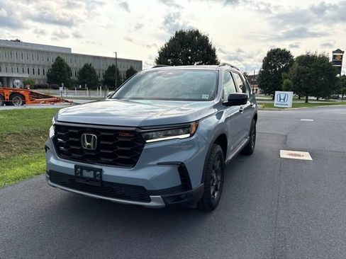Certified 2025 Honda Pilot TrailSport image 2