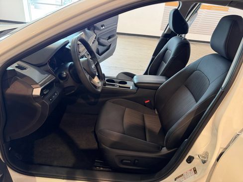 Used 2025 Nissan Altima 2.5 SV FWD image 25