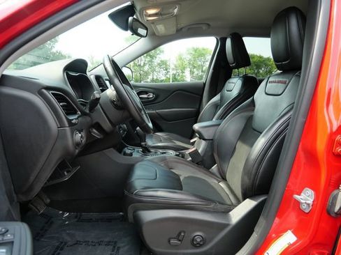 Used 2019 Jeep Cherokee Trailhawk w/ Cold Weather Group AWD/4WD image 14