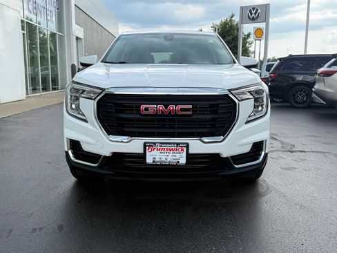 Used 2024 GMC Terrain SLE w/ LPO, Cargo Package FWD image 2