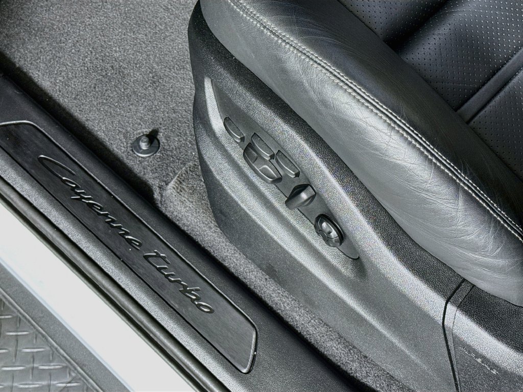 Certified 2025 Porsche Cayenne Turbo AWD/4WD image 26