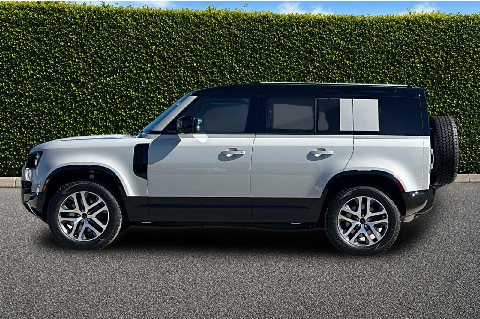 New 2026 Land Rover Defender 110 X-Dynamic SE AWD/4WD image 3