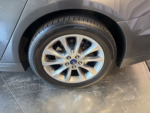 Used 2017 Ford Fusion SE w/ Fusion SE Technology Package image 9