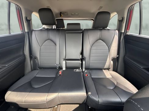 Used 2023 Toyota Highlander XLE FWD image 7