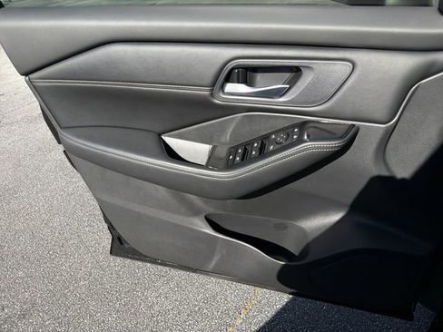 Used 2024 Nissan Rogue SV w/ SV Premium Package image 17