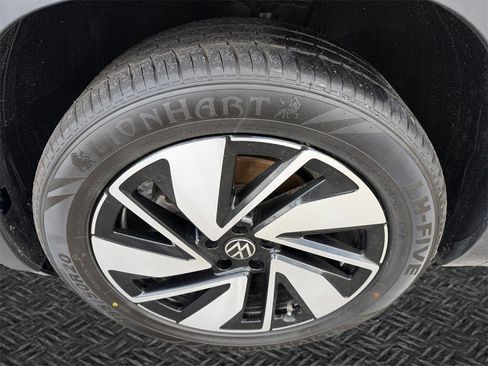 Used 2024 Volkswagen Atlas SE image 11