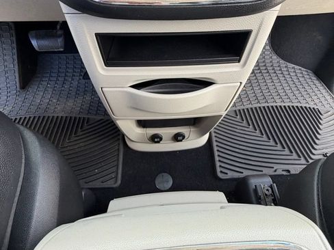 Used 2015 Chrysler Town & Country Touring-L w/ Driver Convenience Group FWD image 4