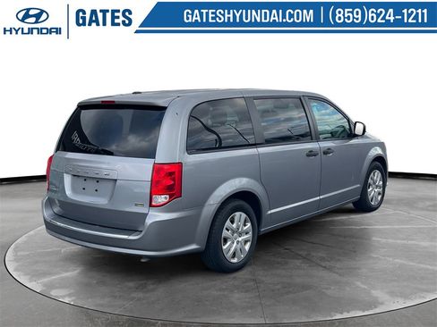 Used 2019 Dodge Grand Caravan SE w/ UConnect Hands-Free Group image 2