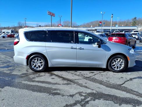 Used 2024 Chrysler Pacifica Touring-L image 5