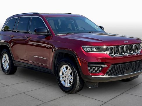 Used 2023 Jeep Grand Cherokee Laredo image 3