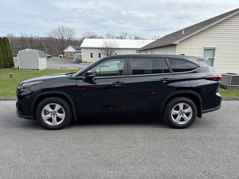 Used 2024 Toyota Highlander LE AWD/4WD image 7