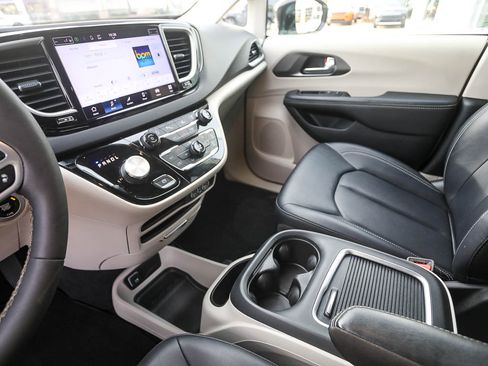 Used 2024 Chrysler Pacifica Touring-L image 18